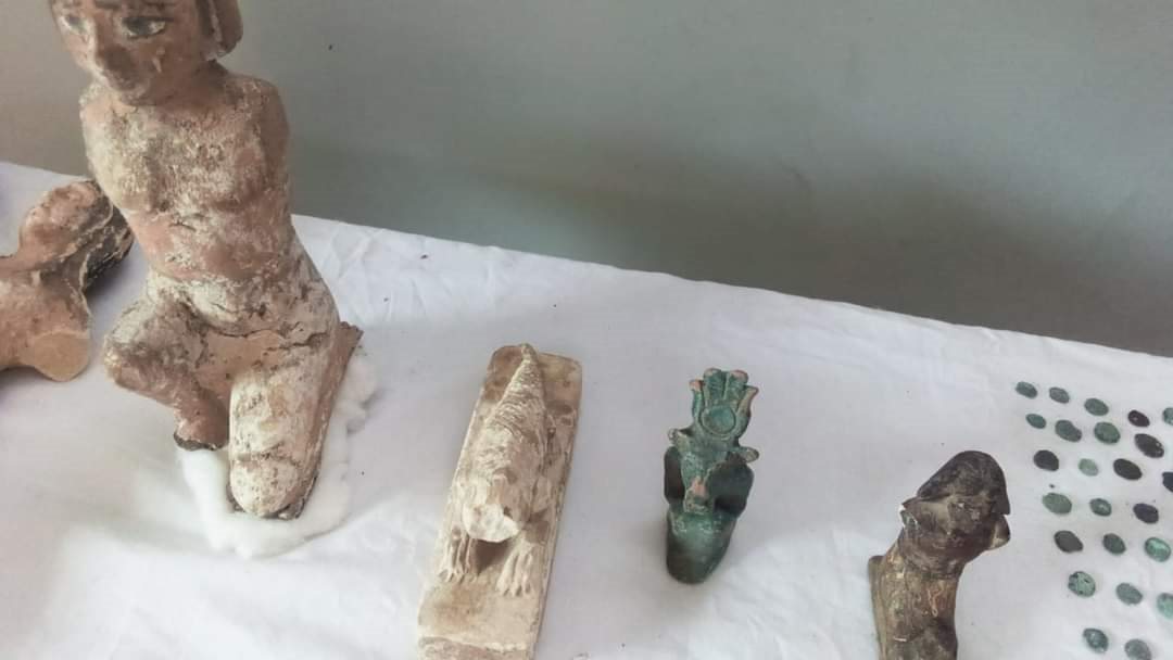 ضبط 150 قطعة يشتبه في اثريتها بمطاي 