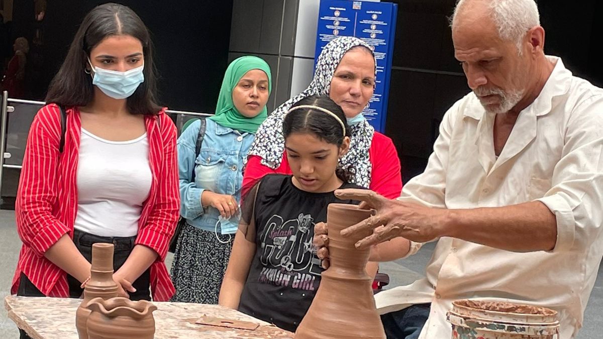 صناعة الفخار اليدوى 