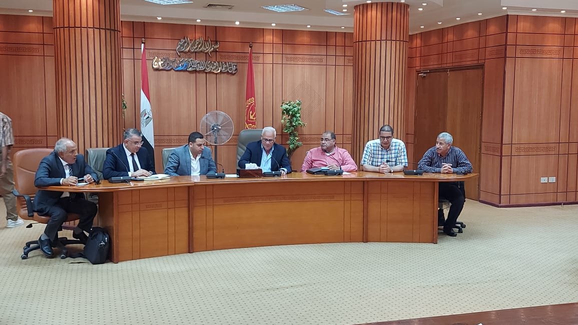 محافظ بورسعيد يستعرض المشروعات المقترحة ضمن المبادرة الوطنية