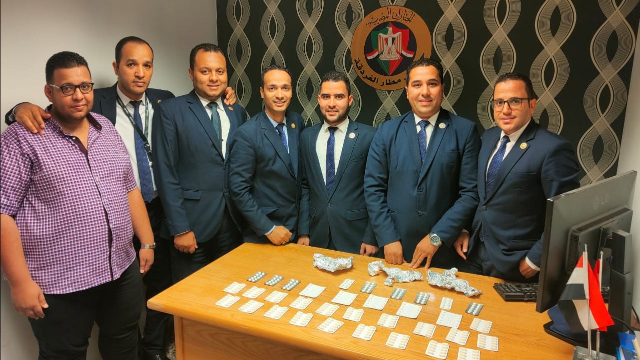 رجال جمارك مطار الغردقة