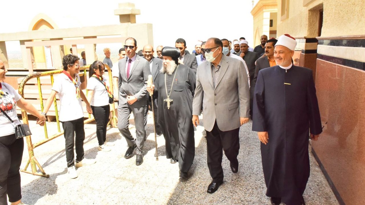 محافظ أسيوط يزور دير السيدة العذراء بجبل درنكة 