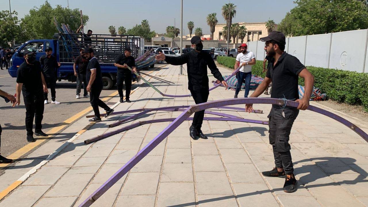 نصب الخيم لاعتصام انصار الصدر 