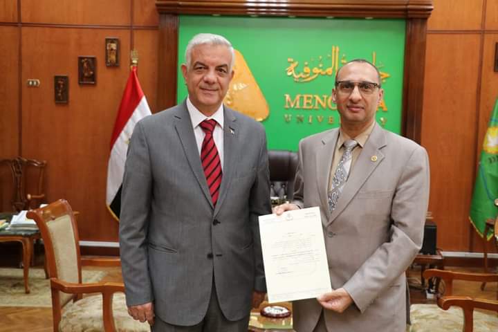 رئيس جامعة المنوفية مع عميد كلية الهندسة الإلكترونية 