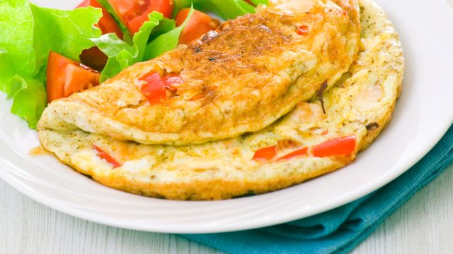 أومليت بالبصل والطماطم 