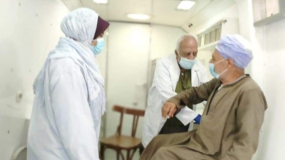 توقيع الكشف الطبي على المرضى بالمنيا 