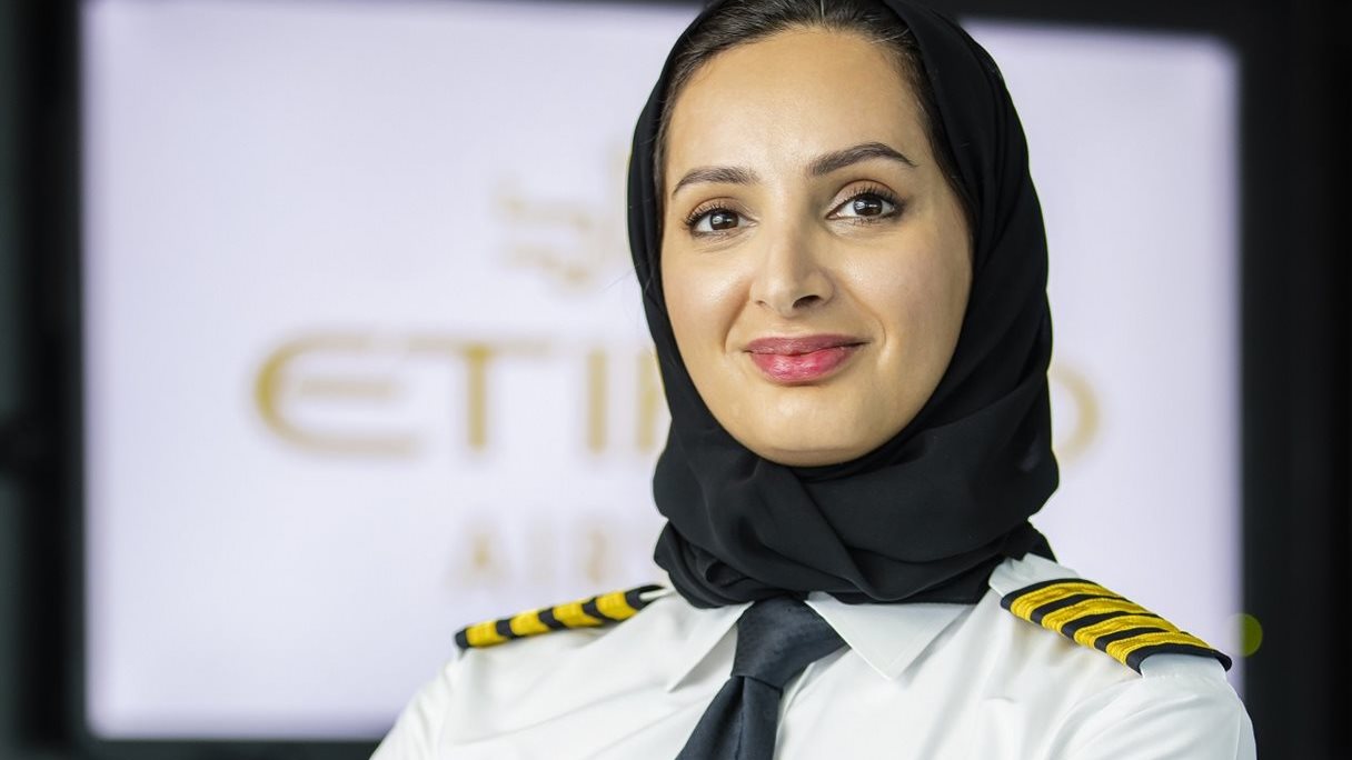 كابتن عائشة المنصوري 