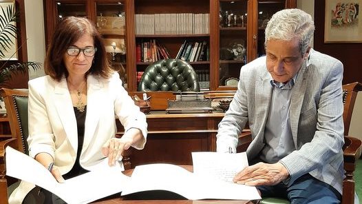 الدكتور محمد عفيفي يوقع عقد روايته