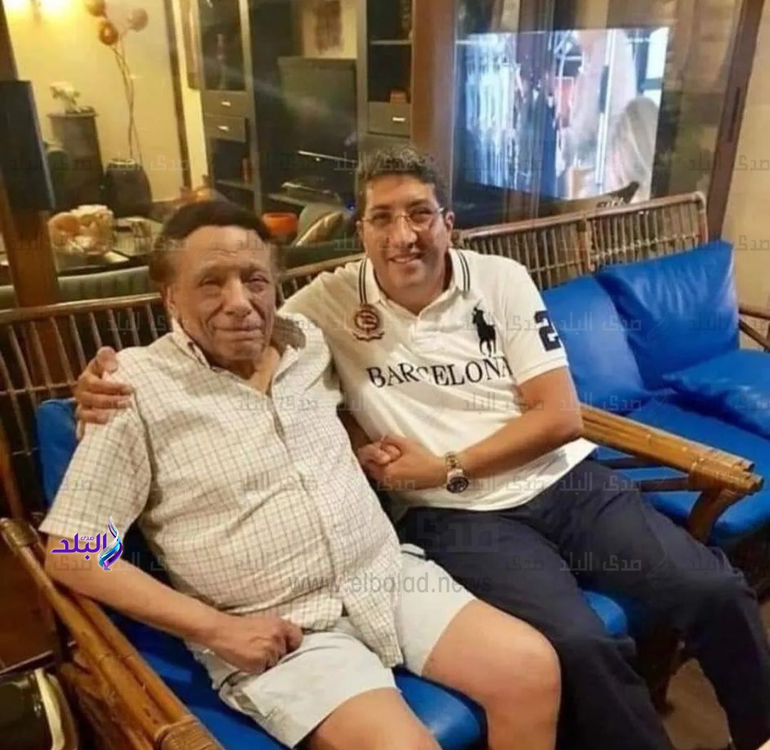 عادل إمام بجوار شقيق هاني رمزي 