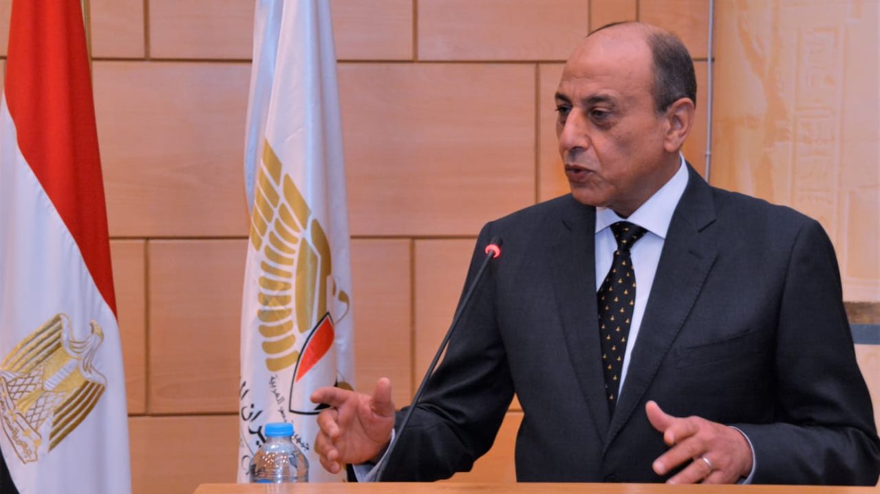 الفريق محمد عباس حلمي وزير الطيران 