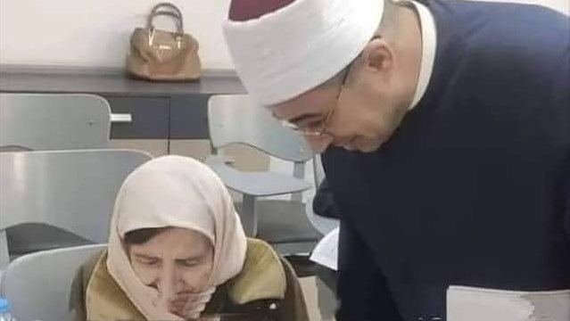 أول امرأة في الثمانين من عمرها تدرس في الأزهر