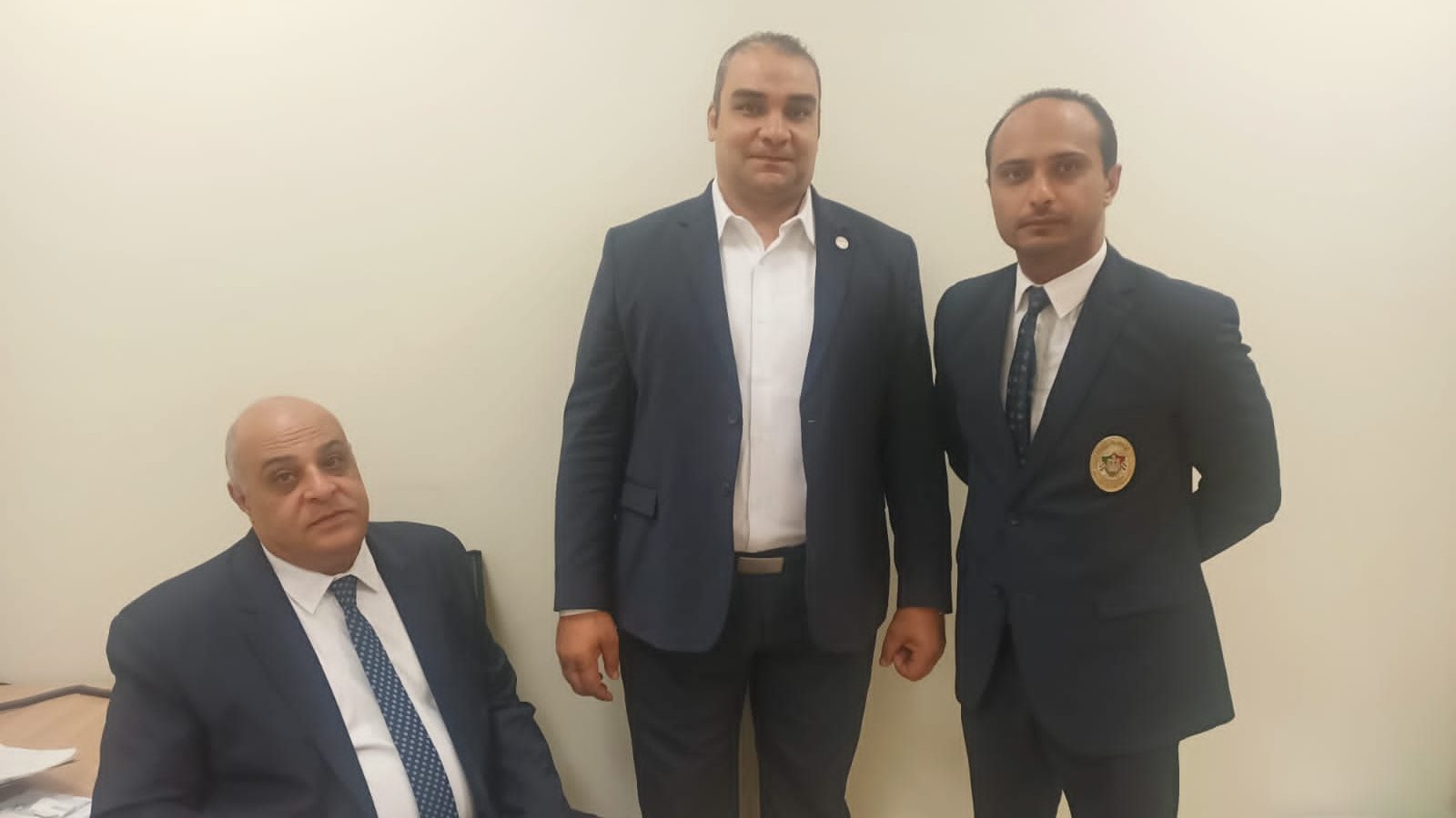 رجال الجمارك بمطار القاهرة
