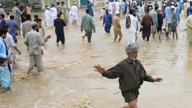 باكستانيون يواجهون الفيضانات