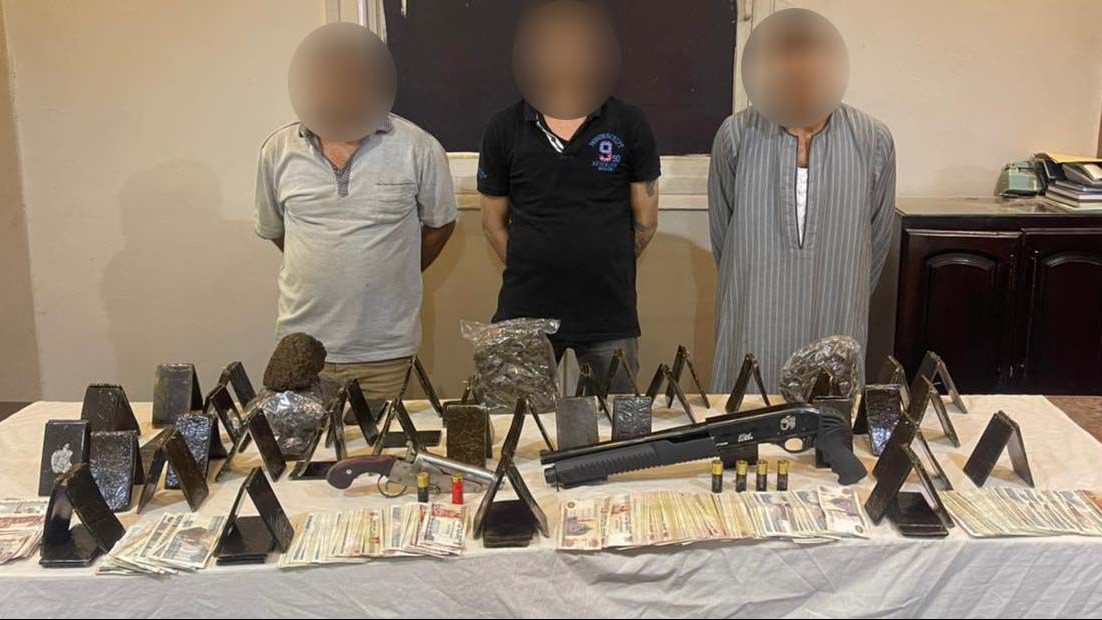 المتهمون وأمامهم المضبوطات
