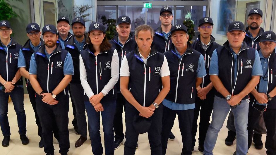 رافائيل غروسي ووفد من الوكالة