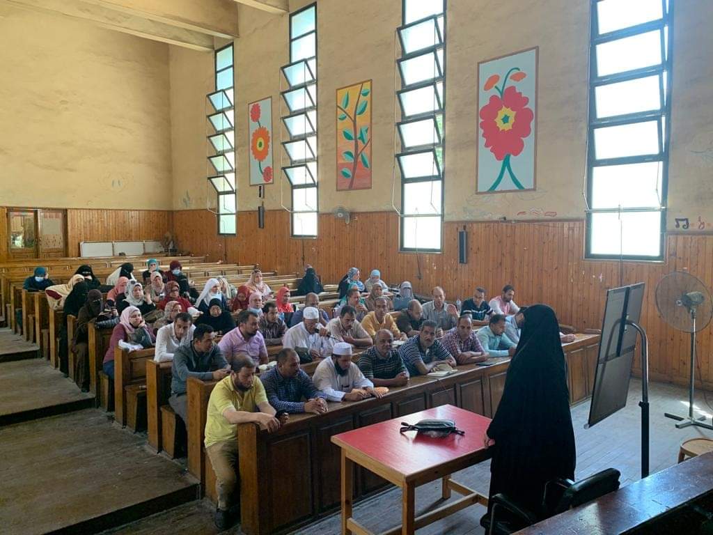 أزهرية تقود حلقة قرآنية 