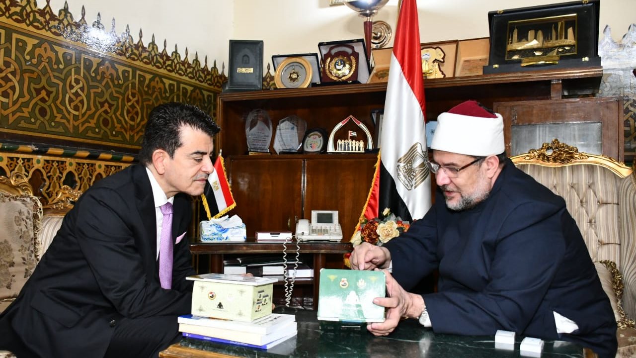 وزير الاوقاف خلال استقباله المدير العام لمنظمة الايسيسكو