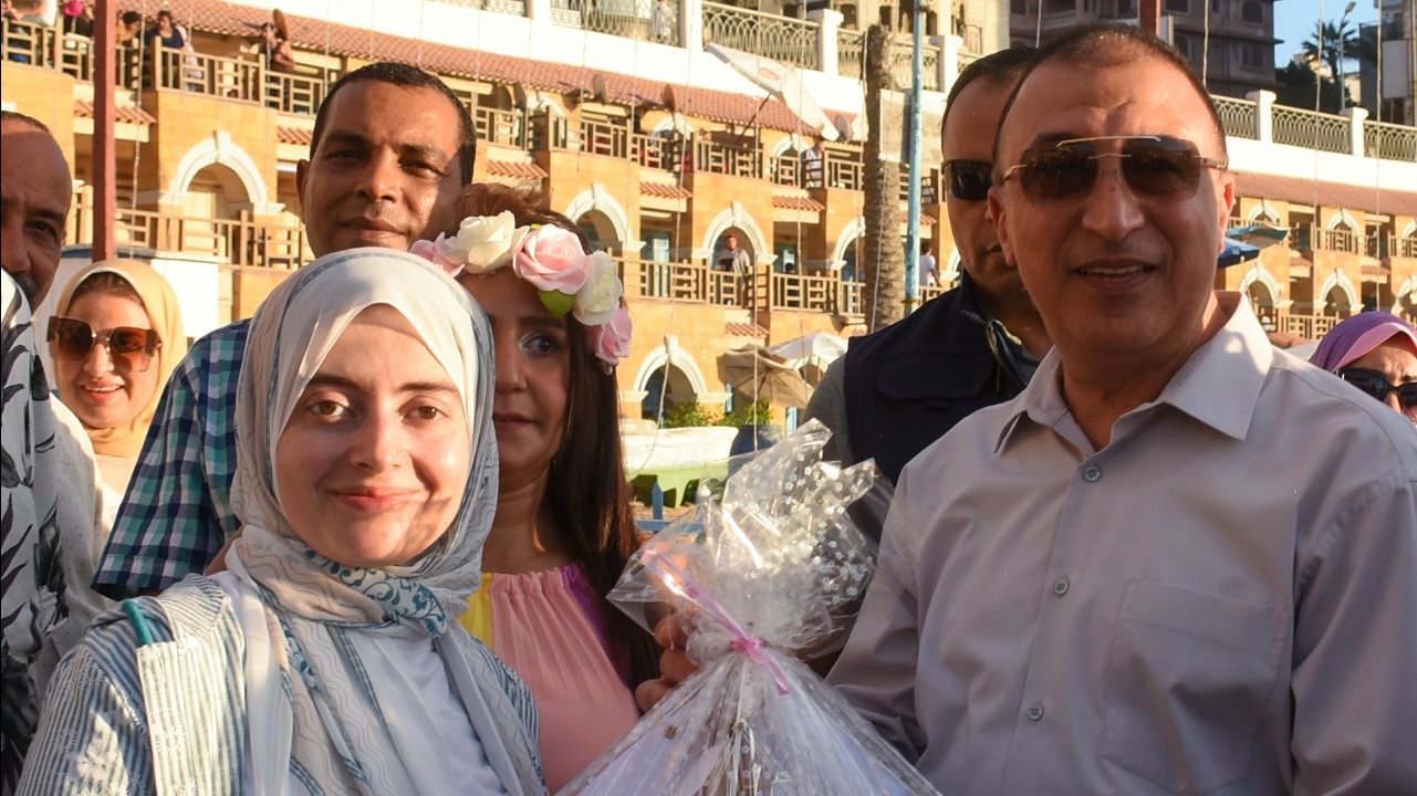 محافظ الإسكندرية يفتتح معرض فن تشكيلي بستانلي