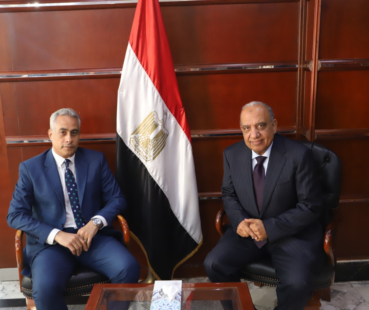 شحاتة وعصمت في لقاء موسع مع ممثلي العمال