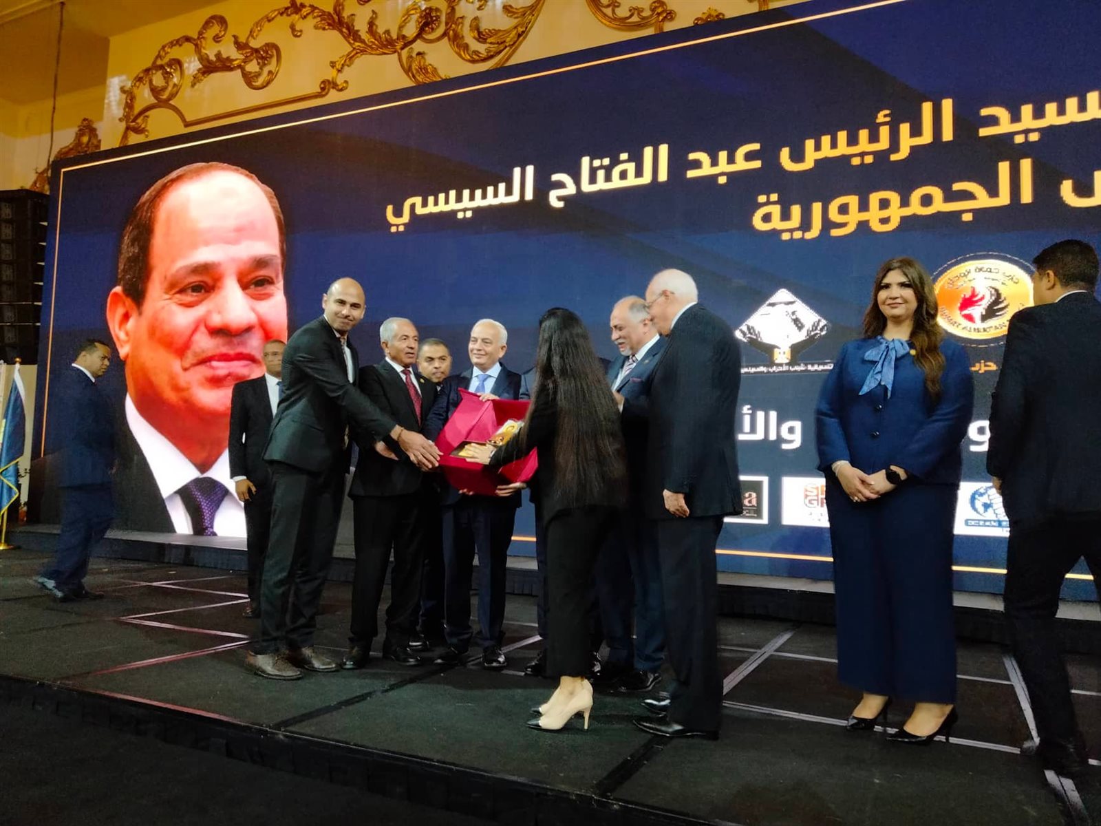 حزب حماة الوطن يهدي وزير التعليم درعا تقديرا
