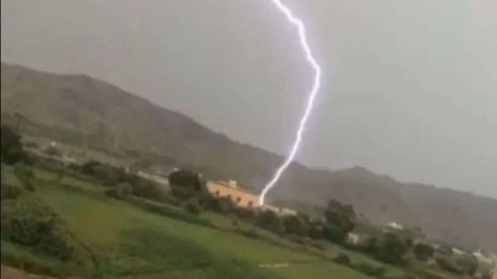 صاعقة رغيد مخيفة بجازن السعودية 