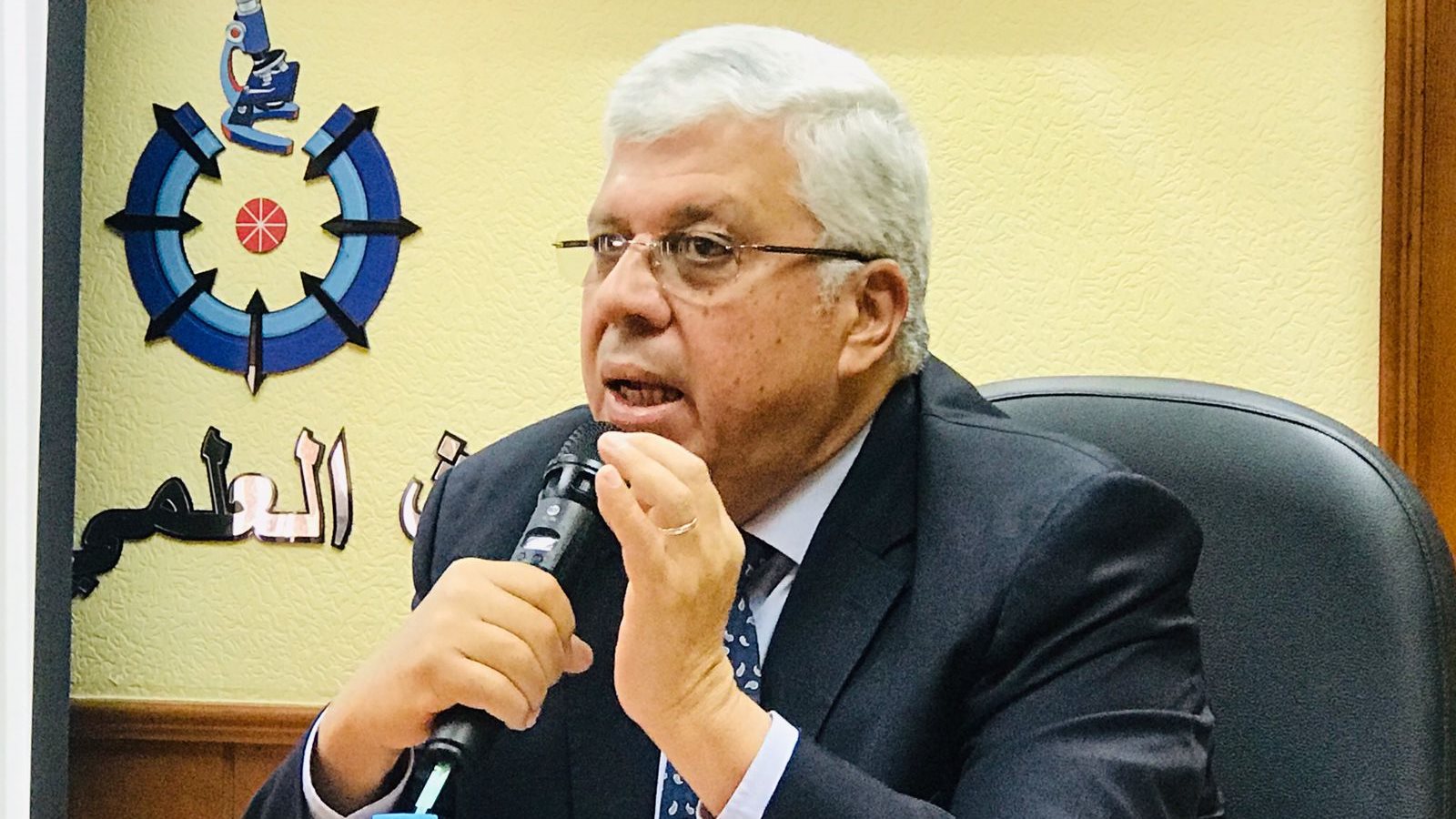الدكتور ايمن عاشور 