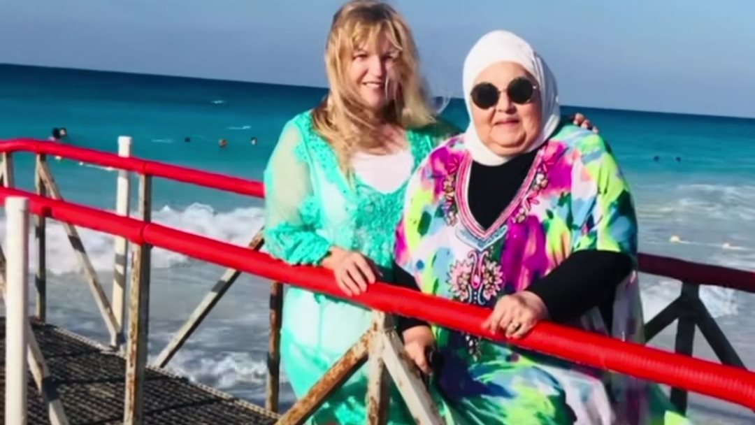 عبير منير ووالدتها