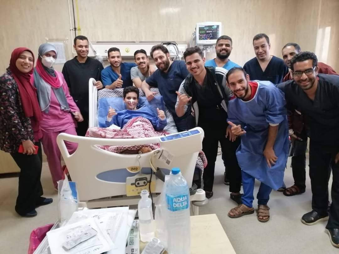 احتفال أطباء ملوي بشفاء طفل
