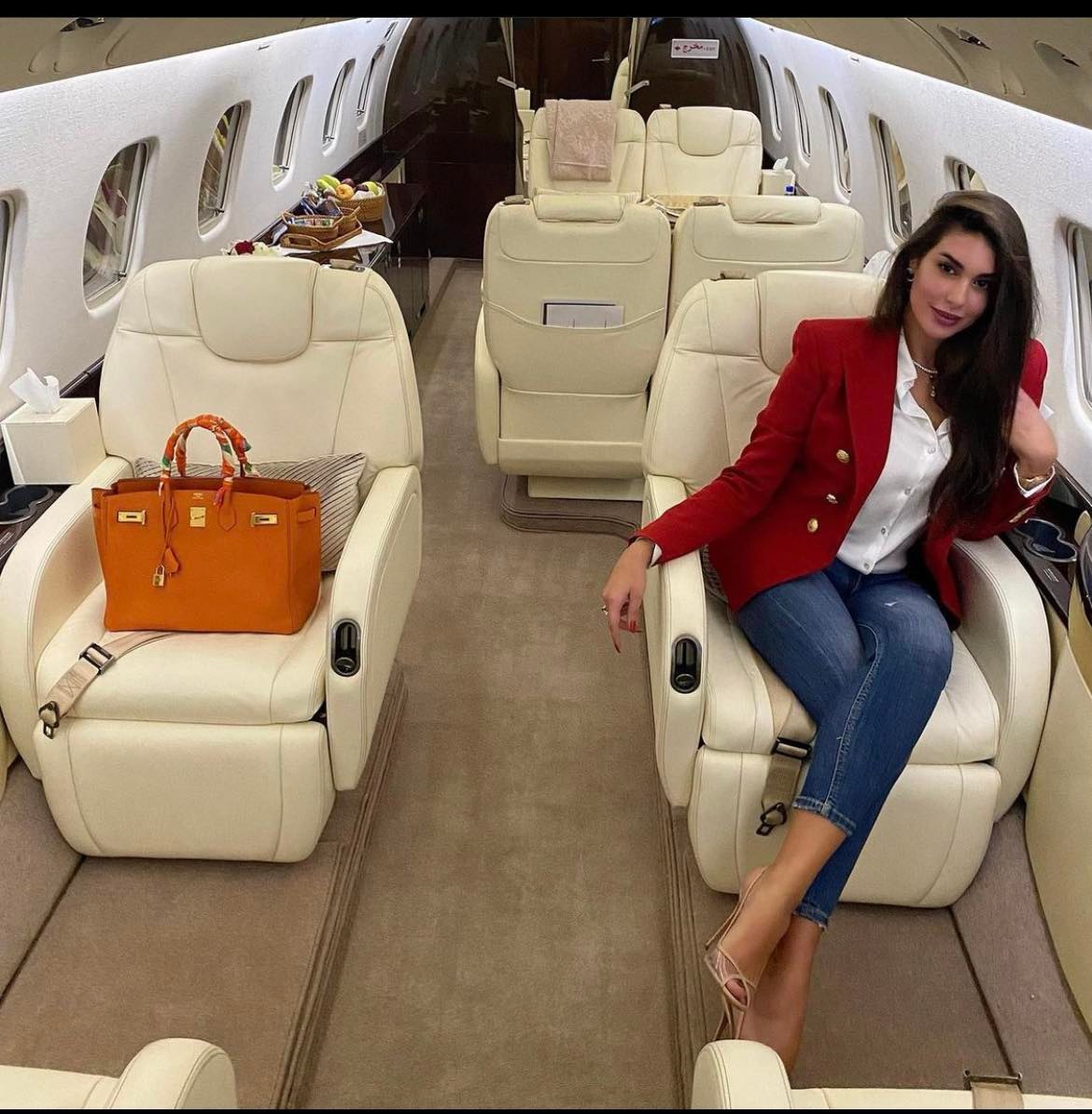 ياسمين صبري بحقيبة ثمينة 