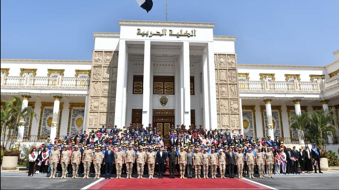 صورة من الزيارة للكلية الحربية