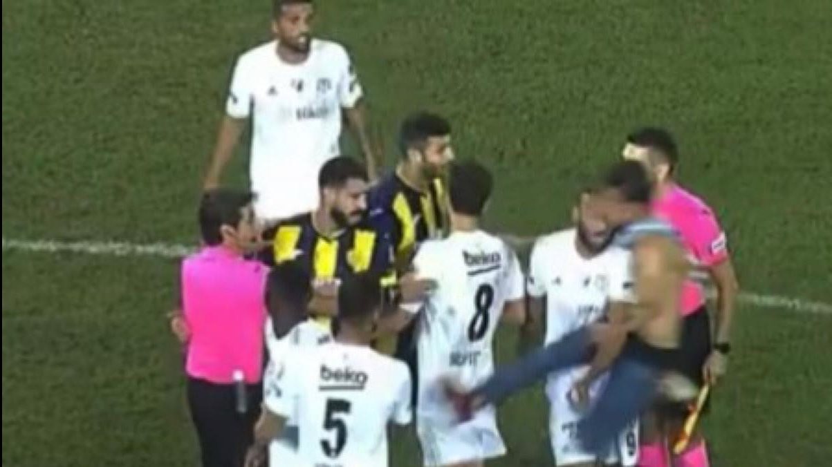 مشجع يضرب نجم بشكتاش 