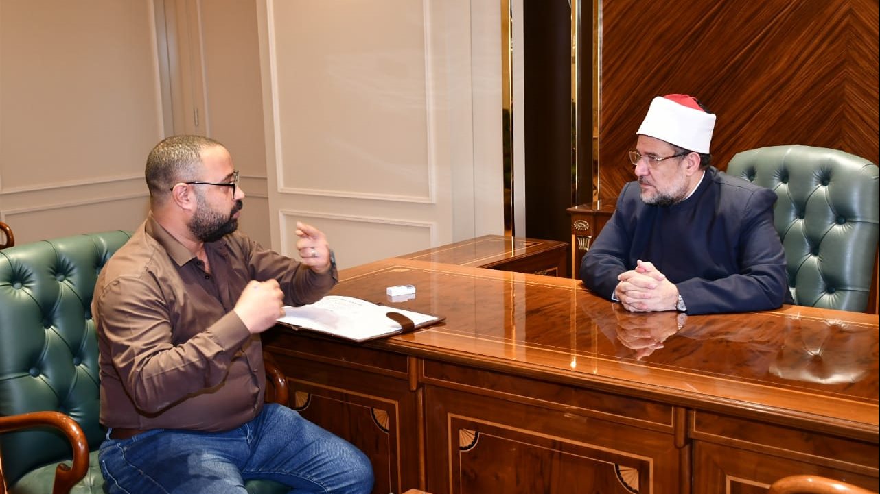 وزير الأوقاف ومعاونه د .عبد الله حسن في مكتبه بالعاصمة الإدا