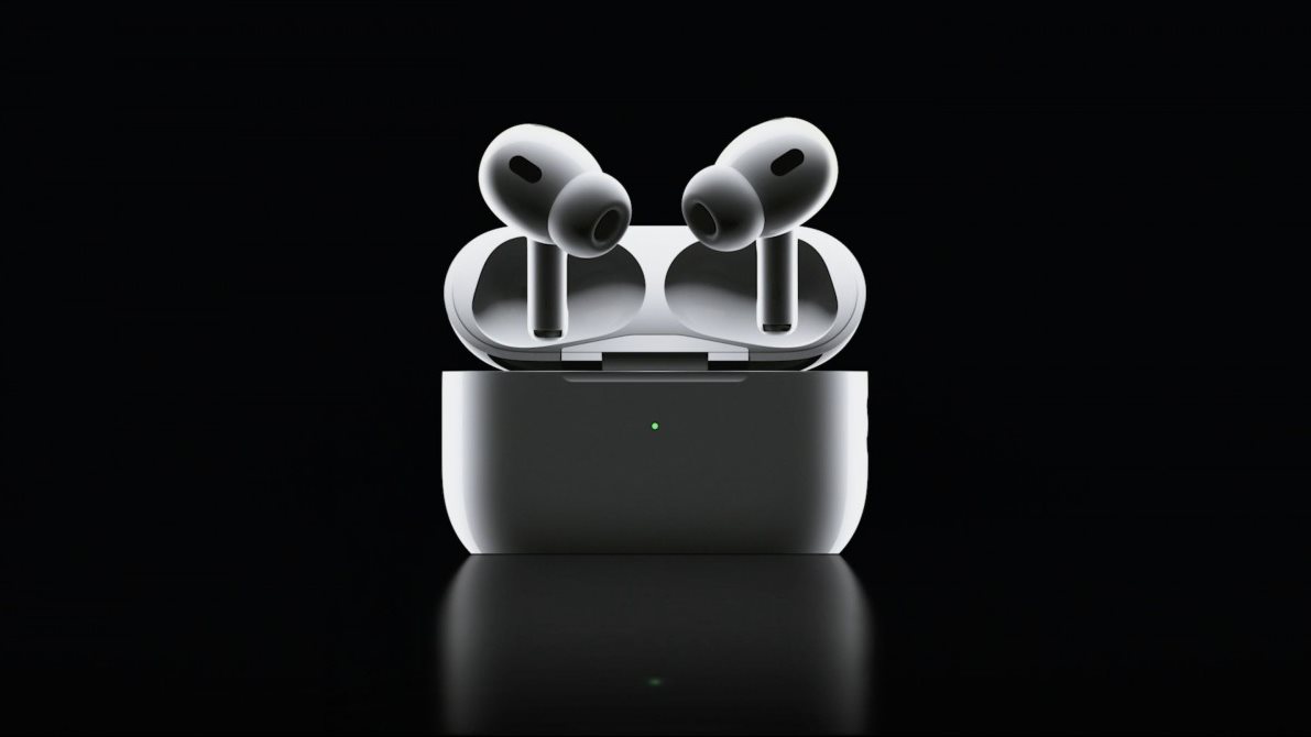 رسميا .. آبل تكشف عن أحدث سماعاتها AirPods Pro 2 بجانب iPhon