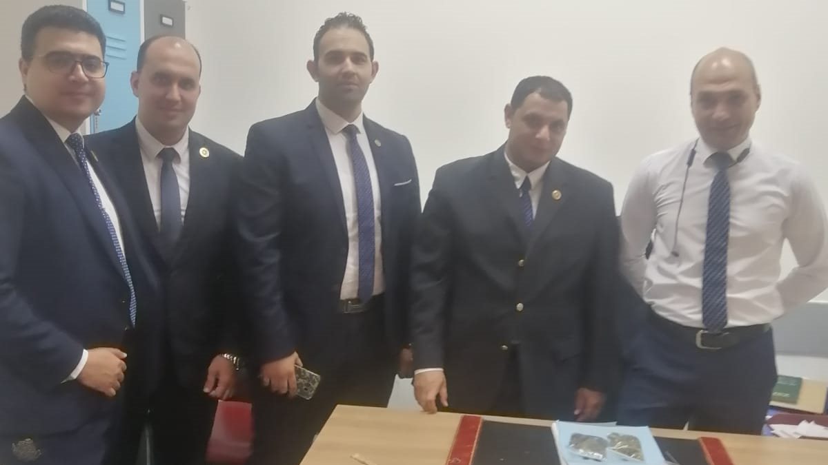 رجال الجمارك بمطار القاهرة