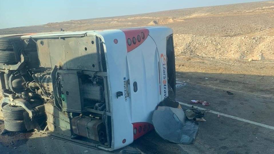  الصور الأولى لـ حادث انقلاب أتوبيس بطريق رأس غارب
