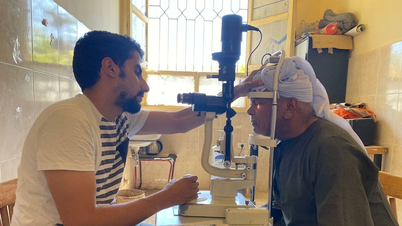 توقيع الكشف الطبي على المرضى بالمنيا 