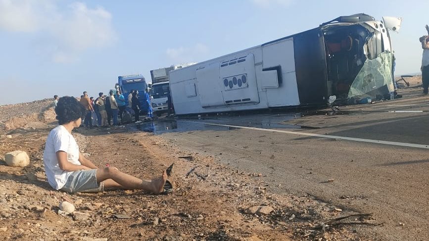 طفل ينظر بحسرة للاتوبيس المنكوب وينتظر مصير أسرتة 