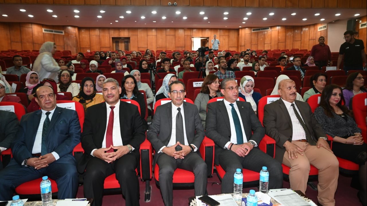 محافظ الفيوم ورئيس الجامعة أثناء اللقاء