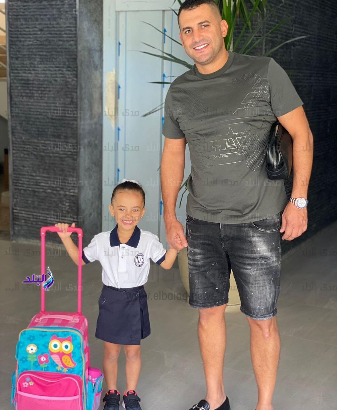 زوج بوسي مع ابنته