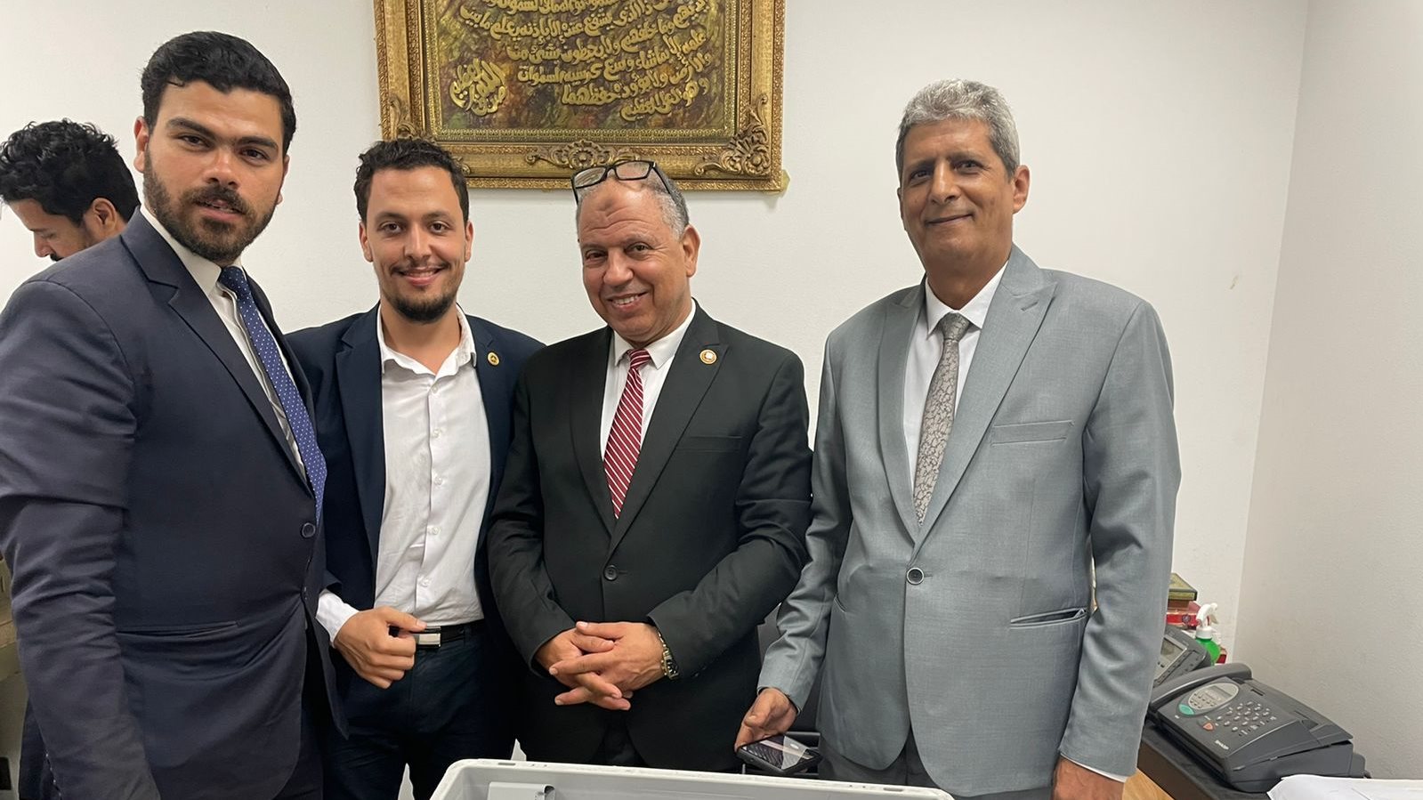 رجال الجمارك في مطار برج العرب