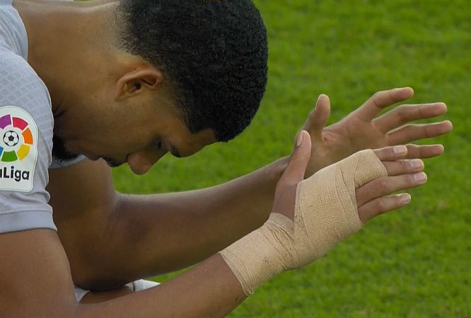 أرواخو مدافع برشلونة يُصلي من أجل الحالة الطبية الحرجة