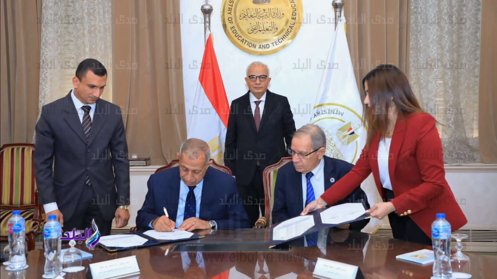 أثناء توقيع البروتوكول