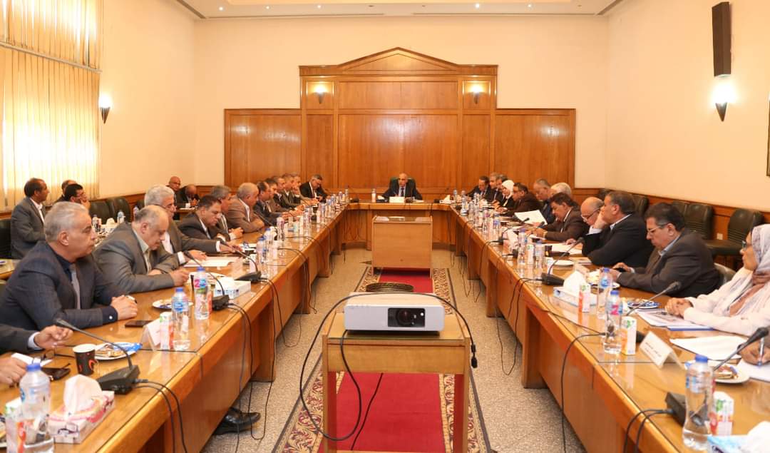 وزير الري يجتمع مع قيادات الوزارة 