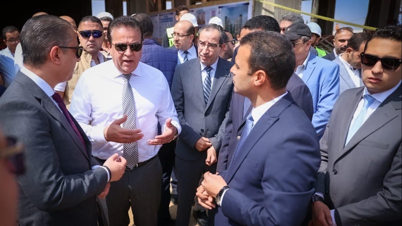 وزير الصحة ومحافظ الفيوم أثناء  تفقد المستشفى الجديد