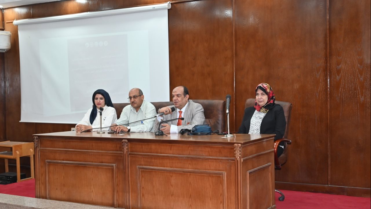 الدكتور أحمد حسنى عميد كلية الخدمة الاجتماعية اثناء الندوة