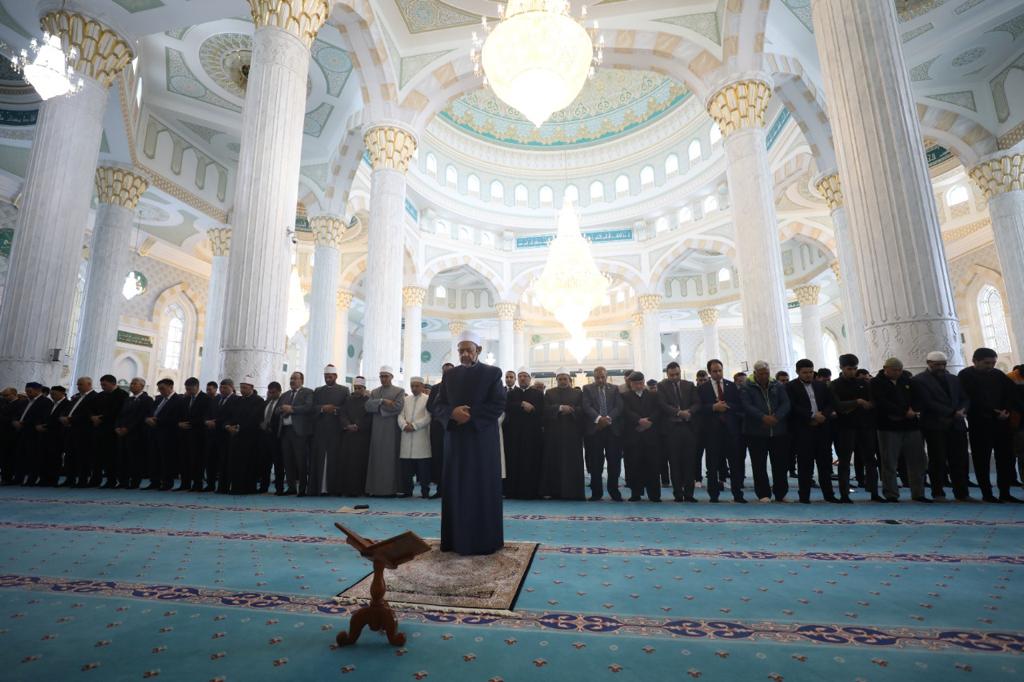 شيخ الأزهر يؤم المصلين