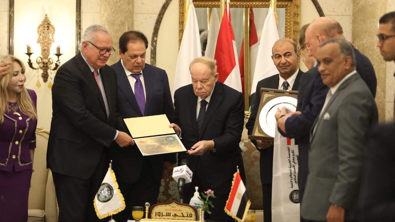 المؤسسة العربية للسلام والتنمية تكرم فتحي سرور 