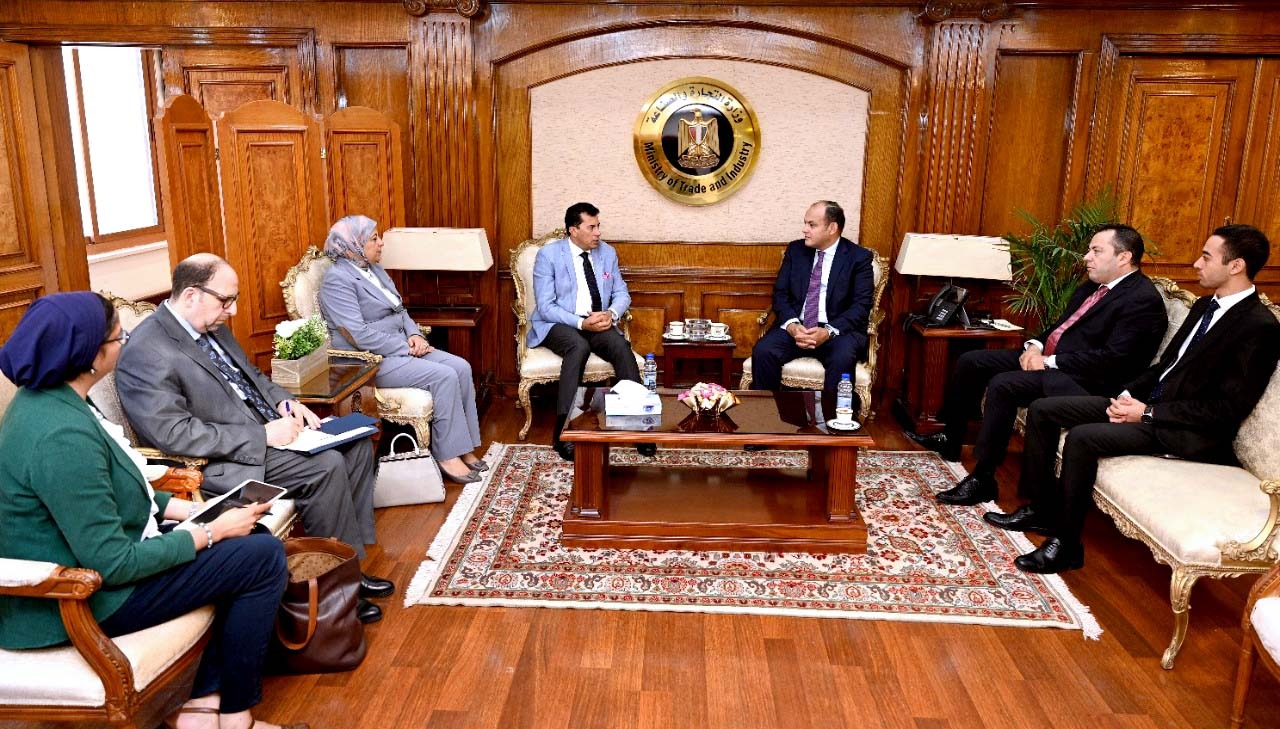 وزير الشباب والرياضة يلتقى وزير التجارة والصناعة