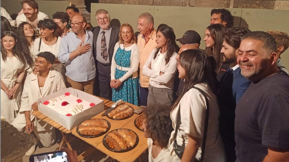 محمود حميدة وشيرين رضا مع فريق فيلم ما بعد الجنون