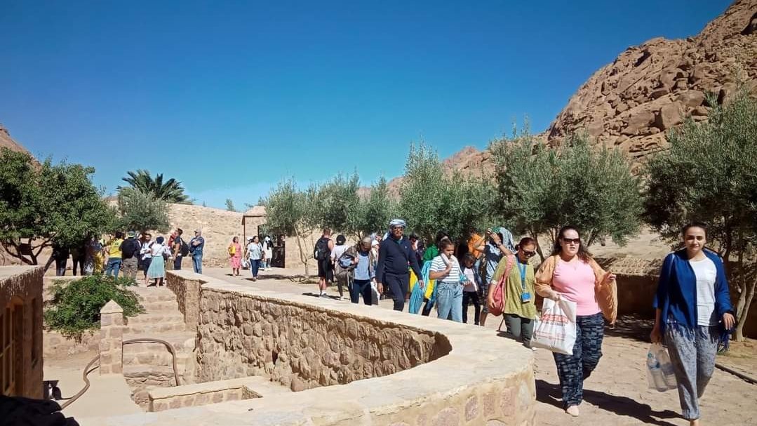 سياح بدير سانت كاترين 