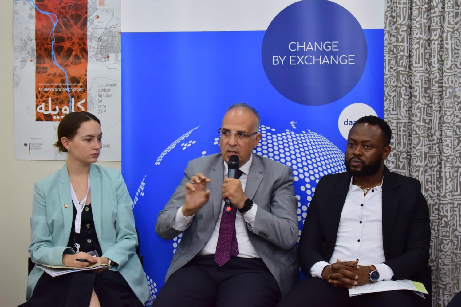 وزير الري خلال جلسة حوارية